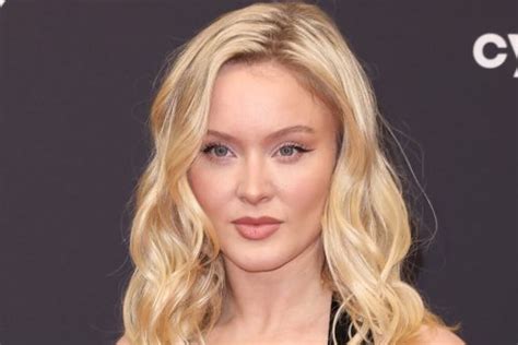 zara larsson desnuda|La cantante Zara Larsson emula a Lady Gaga y。